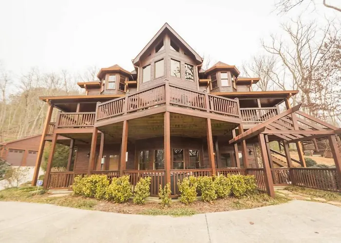 Christmas Lodge-Secluded Near Downtown Blue Ridge