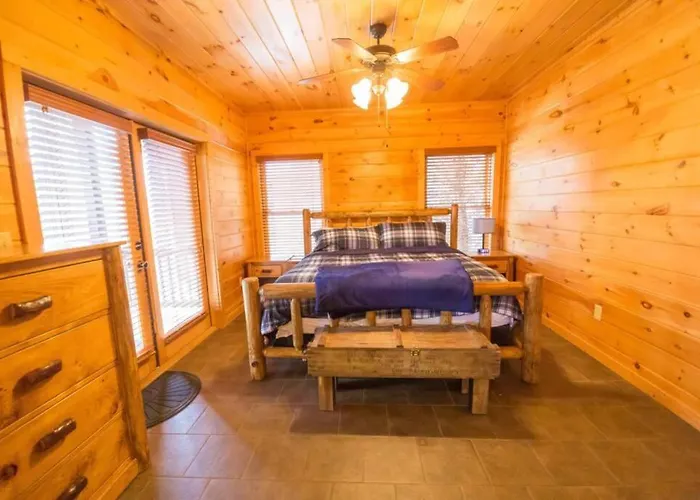 Christmas Lodge-Secluded Near Downtown Blue Ridge