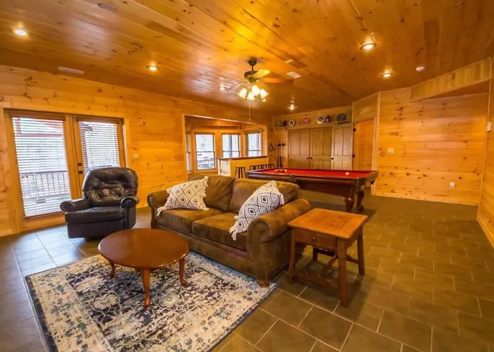Christmas Lodge-Secluded Near Downtown Blue Ridge