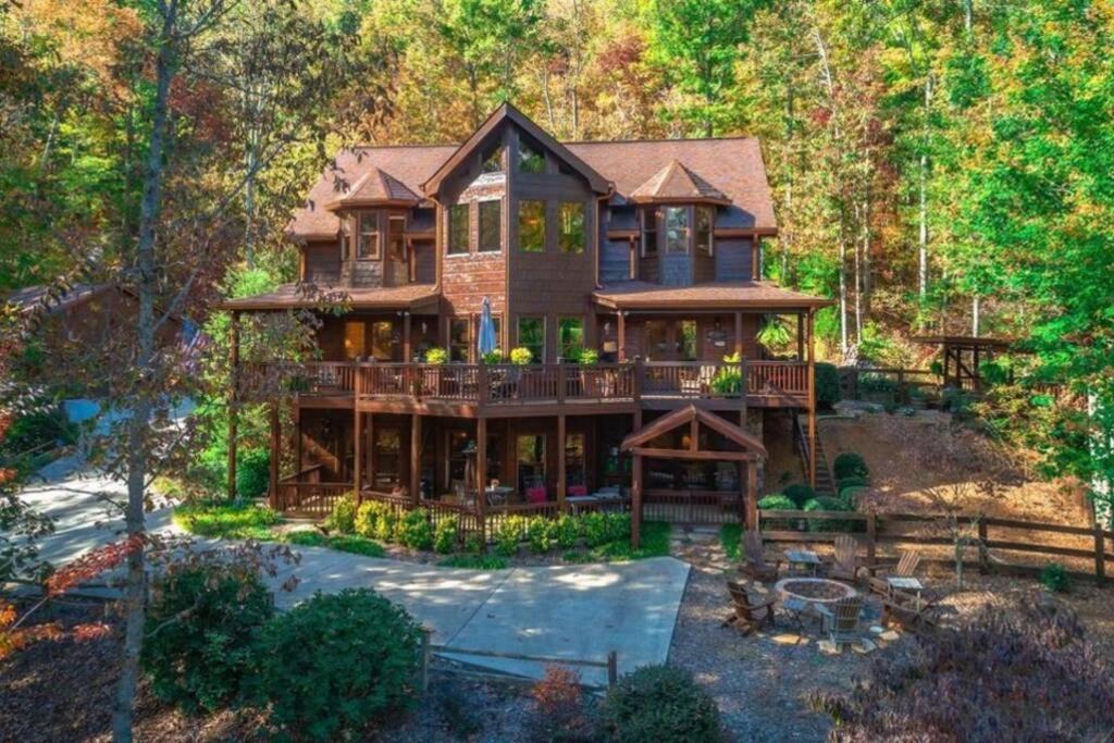 Christmas Lodge-secluded Near Downtown Hébergement de vacances *