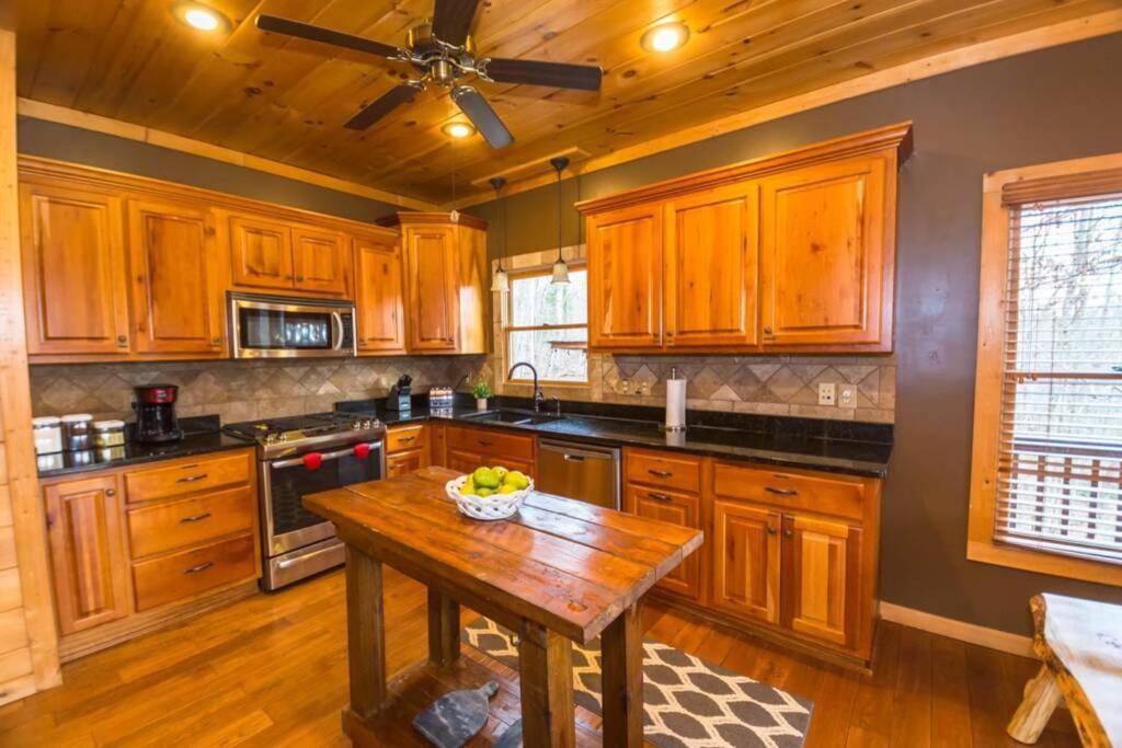 Christmas Lodge-secluded Near Downtown Hébergement de vacances
