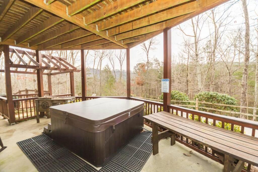 Christmas Lodge-secluded Near Downtown Blue Ridge