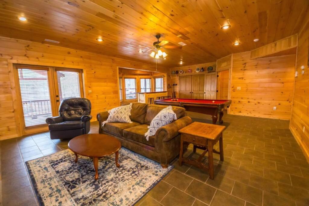 Christmas Lodge-secluded Near Downtown Hébergement de vacances