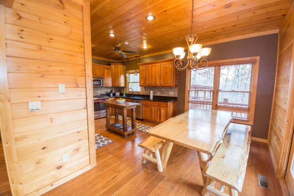 Christmas Lodge-secluded Near Downtown Hébergement de vacances *