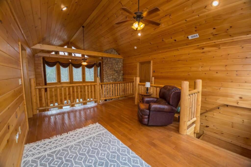 Christmas Lodge-secluded Near Downtown Hébergement de vacances *